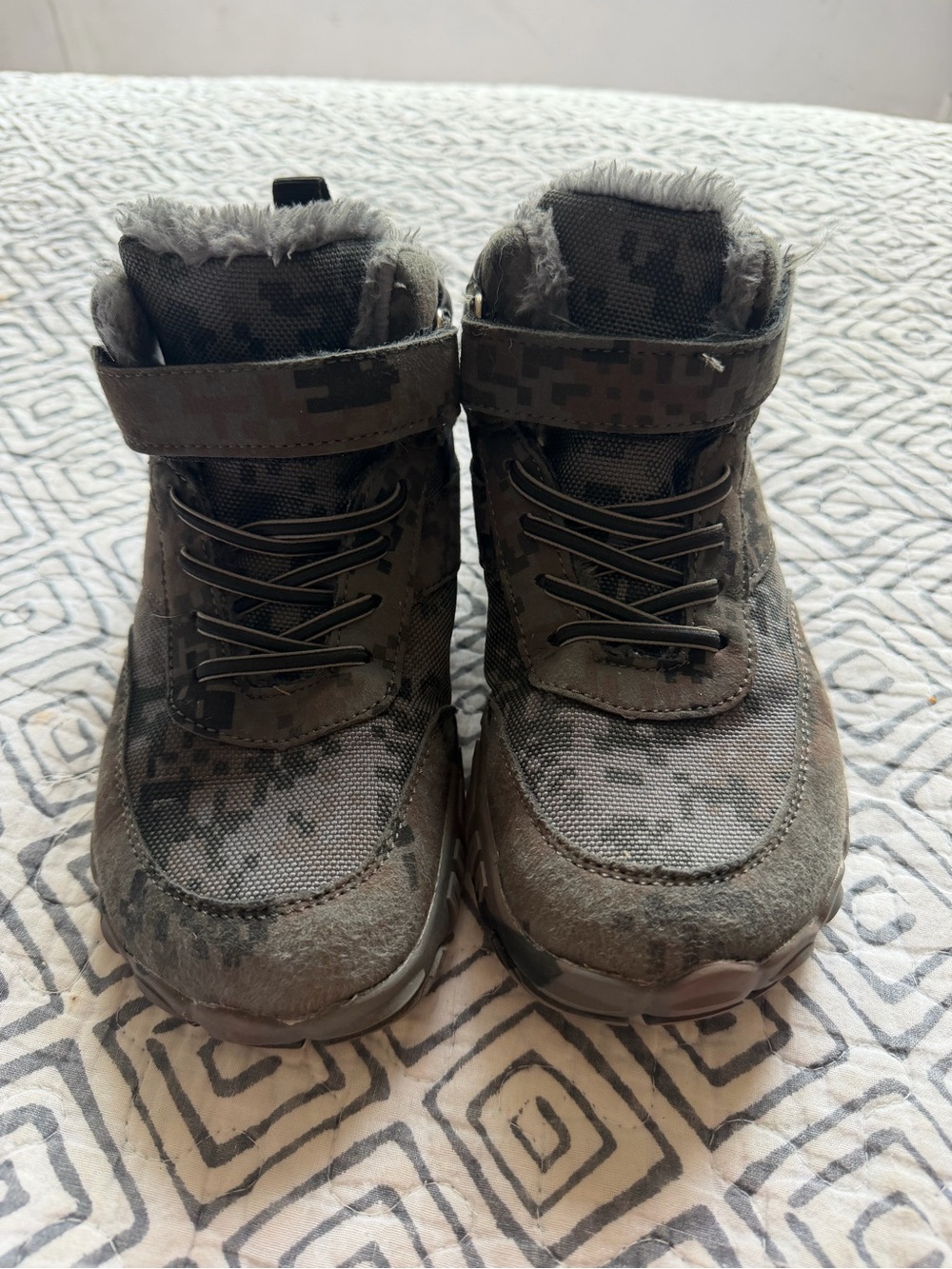 Kids Size 2 Gray Camouflage Insulated Snow Boot/Shoe with Faux-Fur Lining